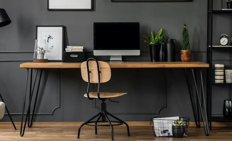 برای دفترکار، میز تحریر چوبی مناسب است یا فلزی؟